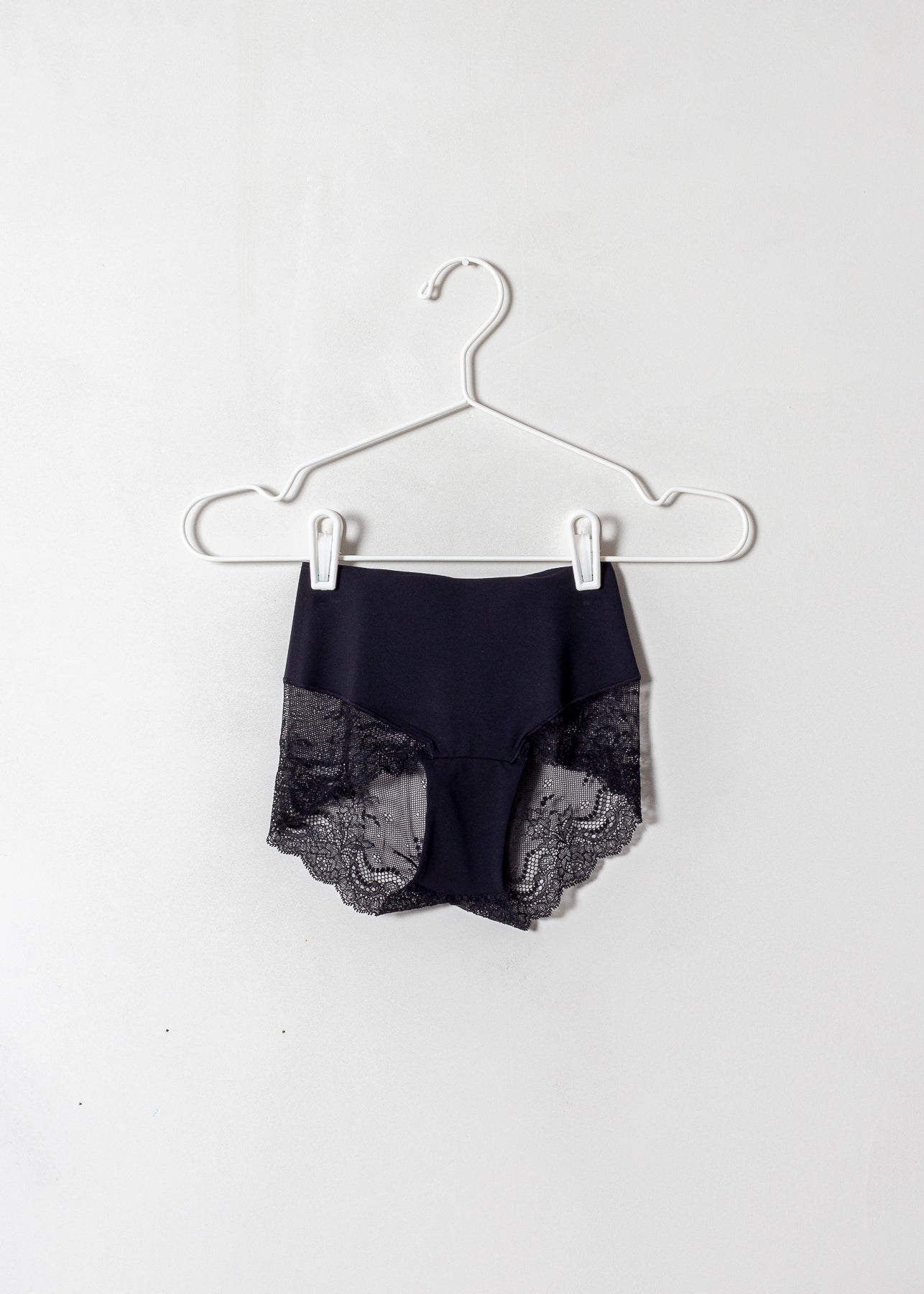 Undie-tectable® Smoothing Lace Hi-Hipster Panty - Very Black